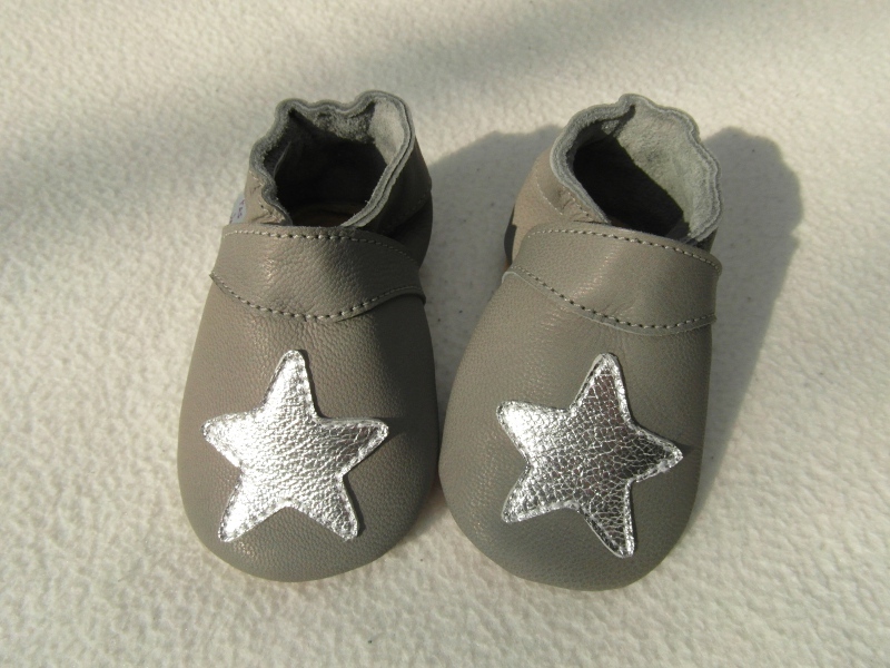 Quelle est la particularité des chaussons en cuir pour bébé fille ? 